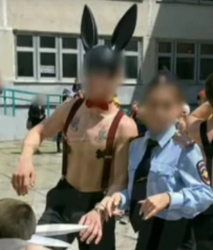 Во Владивостоке школьники перед выпускным устроили BDSM-флешмоб (видео)