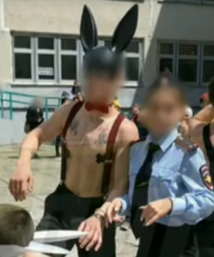 Во Владивостоке школьники перед выпускным устроили BDSM-флешмоб (видео)