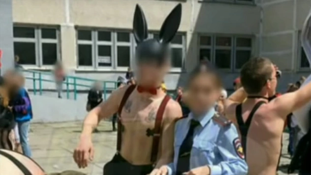 Во Владивостоке школьники перед выпускным устроили BDSM-флешмоб (видео)