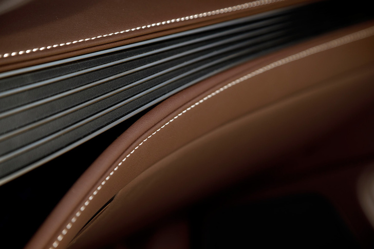 Lexus LS — автомобиль, в котором сначала электрификация, а потом уже революция