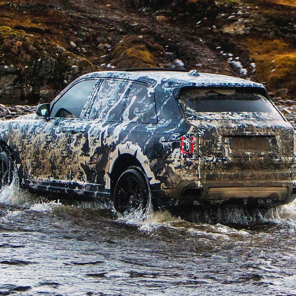 Смотри, как первый внедорожник Rolls-Royce проходит испытания. Видео ...