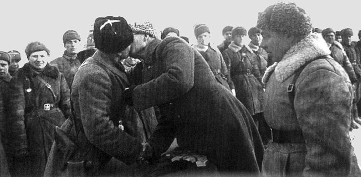 Генерал Власов вручает Катукову орден Ленина