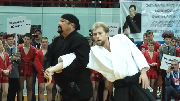 Скучающий Стивен Сигал провел мастер-класс по айкидо, но вышло наиграннее, чем в дешевых боевиках (грустное видео)