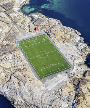 История одной фотографии: футбольное поле в норвежской деревне Хеннингсвер