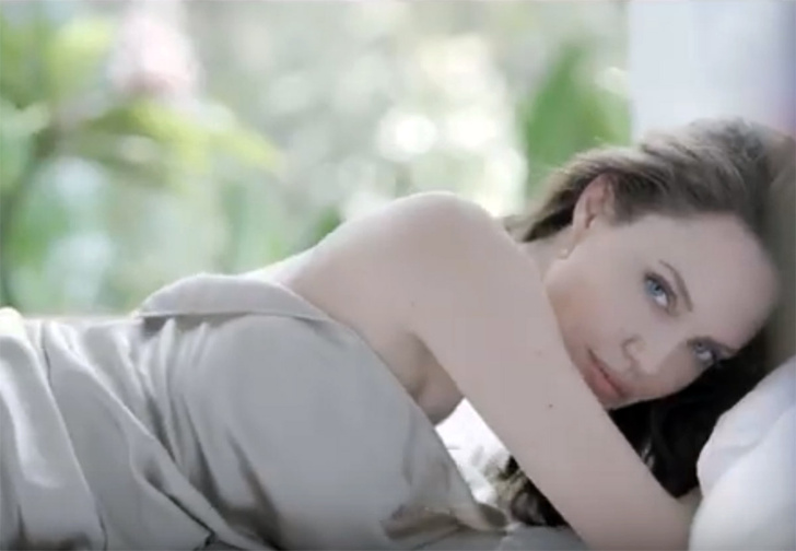 Анджелина Джоли снялась в откровенном рекламном видео — впервые за много лет