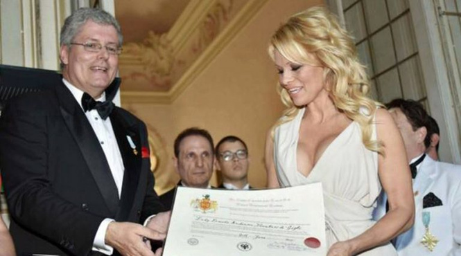 Арестован мошенник, который выдавал себя за принца и пожаловал Памеле Андерсон титул графини! Арестован мошенник, который выдавал себя за принца и пожаловал Памеле Андерсон титул графини!