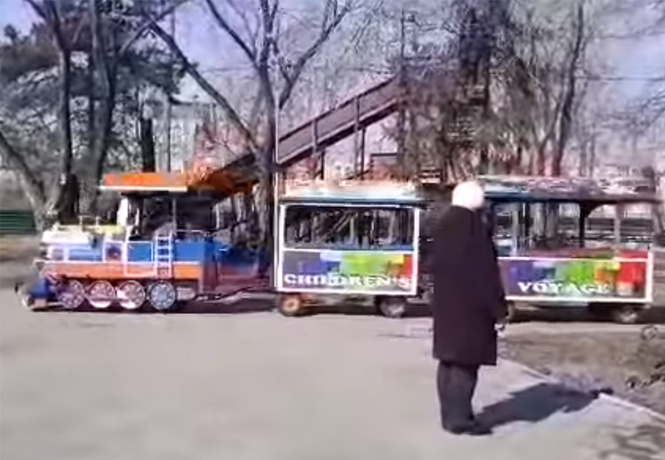 В Омске детский паровозик катался по парку под Rammstein и прославился на всю страну (видео) В Омске детский паровозик катался по парку под Rammstein и прославился на всю страну (видео)