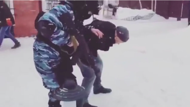 Как правильно конвоировать арестованного (ВИДЕО) Как правильно конвоировать арестованного (ВИДЕО)