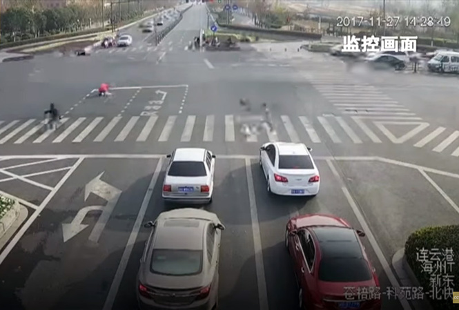 Пассажир исправил дорожную разметку, чтобы автобусы быстрее проезжали пробку Пассажир исправил дорожную разметку, чтобы автобусы быстрее проезжали пробку