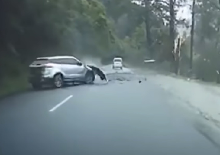 Фото №1 - Огромный камень падает со скалы на машину и разбивает ее вдребезги (видео)