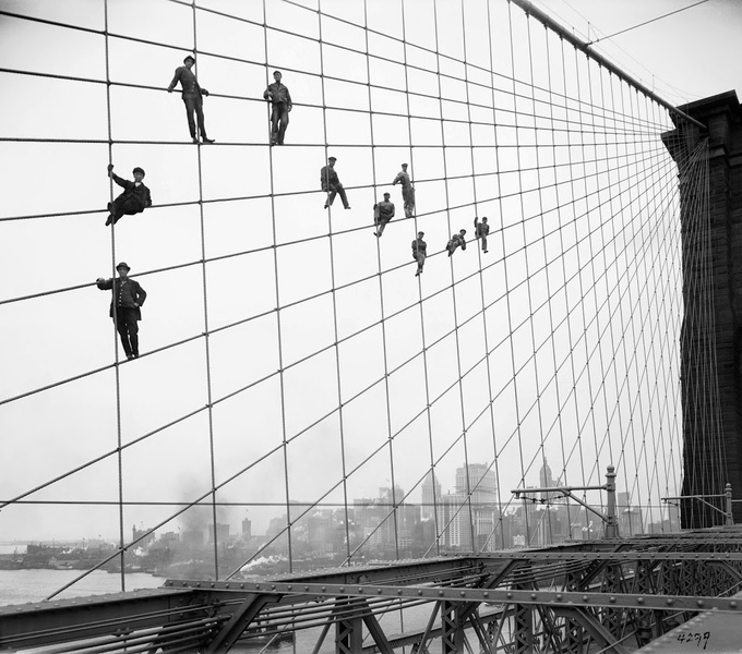 История одной фотографии: рабочие на тросах Бруклинского моста, октябрь 1914 года