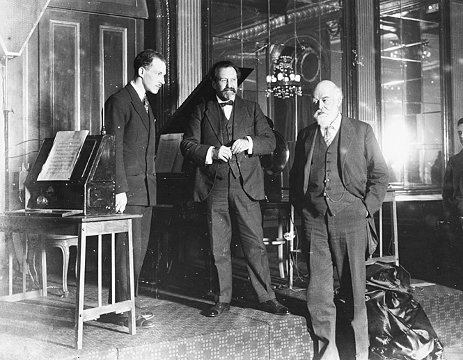 Лев Термен, сэр Генри Вуд и сэр Оливер Лодж, Лондон, 1927 г. Лев Термен, сэр Генри Вуд и сэр Оливер Лодж, Лондон, 1927 г.