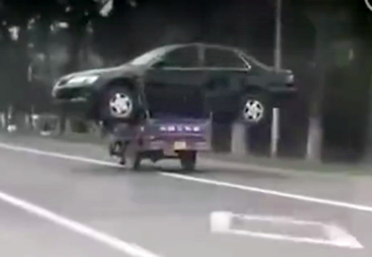 Фото №1 - Китаец перевозит машину на мотороллере. Антигравитационное ВИДЕО!