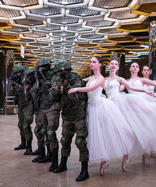 Военные Екатеринбурга сделали праздничную фотосессию с балеринами в метро (галерея)