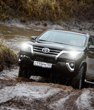 Toyota Fortuner: большой, емкий, крепкий