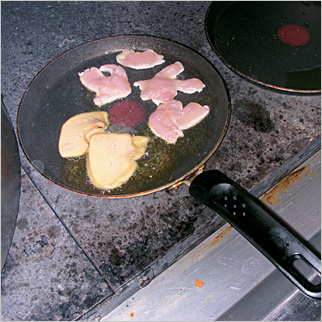 Фи­ле, пе­чен­ку и лан­гу­ста на­режь тон­ки­ми лом­ти­ка­ми и вы­ло­жи на го­ря­чую ско­во­ро­ду