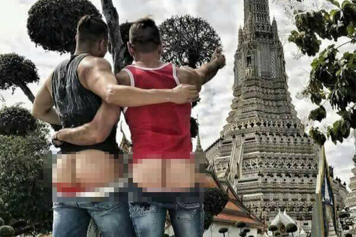 Двух путешественников, фотографирующих свои задницы по всему миру, подвергли остракизму