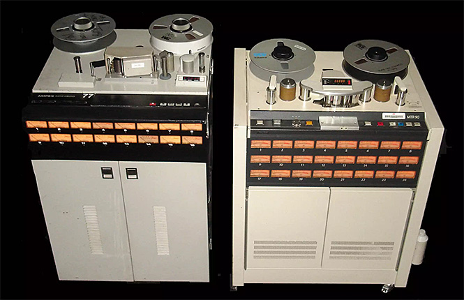 Многоканальные студийные магнитофоны. Слева — на 16 дорожек, справа — на 24