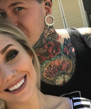Татуировщик сделал своей девушке предложение самым диким в мире способом!