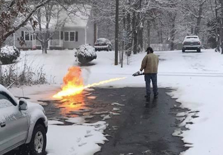 Мужчина чистит снег огнеметом. Зажигательное ВИДЕО!