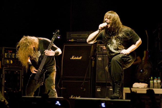 Два пенсионера сбежали из дома престарелых, чтобы послушать Cannibal Corpse Два пенсионера сбежали из дома престарелых, чтобы послушать Cannibal Corpse