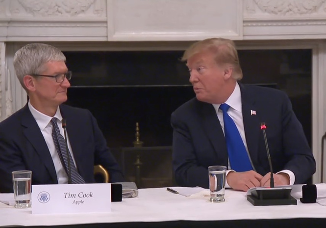 Трамп назвал главу Apple Тима Кука Тимом Эпплом (странное видео) Трамп назвал главу Apple Тима Кука Тимом Эпплом (странное видео)