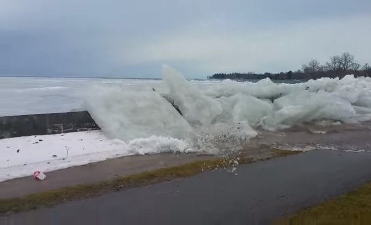 Фото №1 - Ветер выталкивает ледяные глыбы из реки на берег (видео)