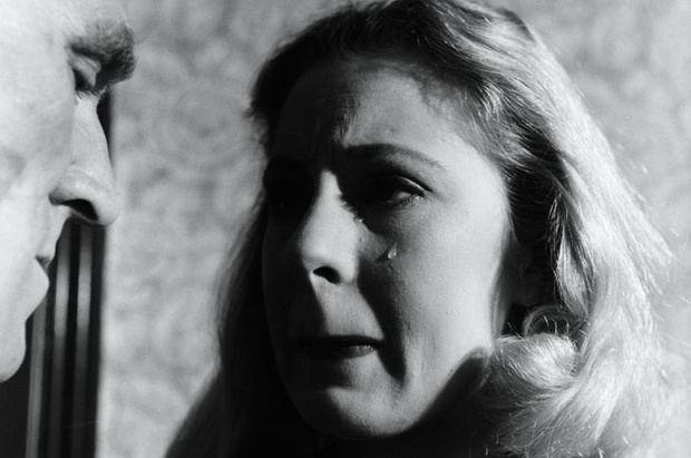 Фото №1 - Как правильно отвечать на 25 каверзных женских фраз