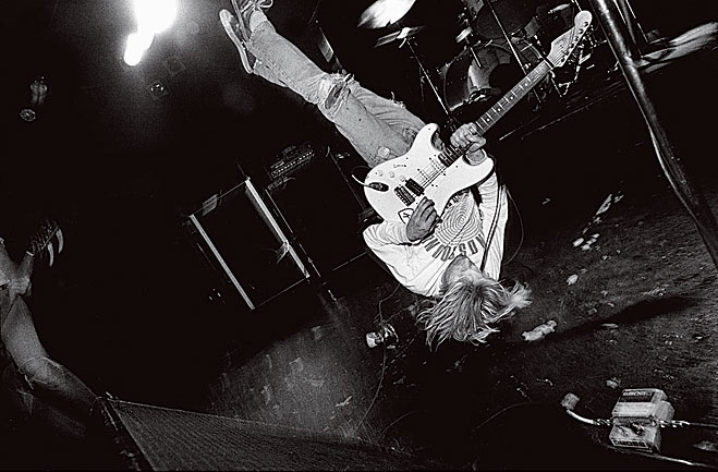 Курт играет, стоя на голове. Ванкувер, 1991