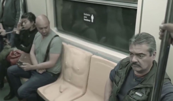 Сиденье с пенисом?! В метро?! Но зачем?! Сиденье с пенисом?! В метро?! Но зачем?!