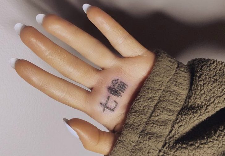 Фото №1 - Ариана Гранде сделала татуировку с японскими иероглифами, однако зря она доверилась программе-переводчику: вышел бред