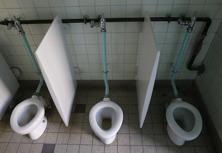 В пензенской школе на время ЕГЭ сняли двери в кабинках туалетов, чтобы дети не списывали (видео)