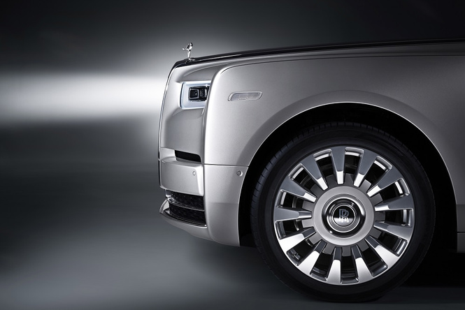 Rolls-Royce Phantom VIII: представлен самый роскошный автомобиль от начала времен Rolls-Royce Phantom VIII: представлен самый роскошный автомобиль от начала времен