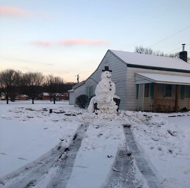 Мгновенная карма настигла водителя, попытавшегося сбить снеговика автомобилем