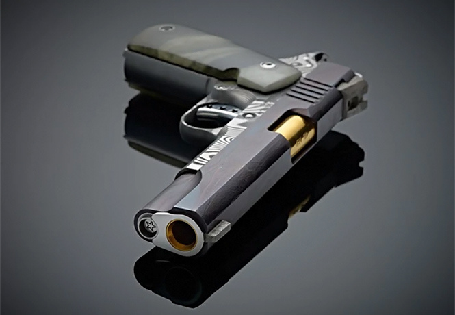 Оружейники из Cabot Guns сделали пистолет из доисторического метеорита и дамасской стали Оружейники из Cabot Guns сделали пистолет из доисторического метеорита и дамасской стали