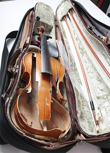 Разозленная женщина уничтожила бесценную коллекцию музыкальных инструментов бывшего мужа