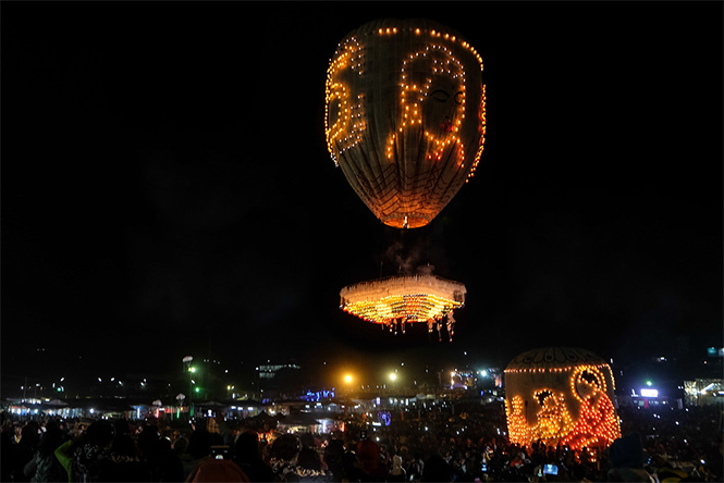 На торжествах в Мьянме взорвался воздушный шар, груженный фейерверками (видео)