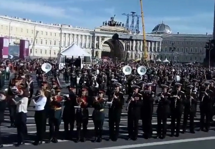 В Санкт-Петербурге больше 500 военных сыграли разом «Полет шмеля» (видео)