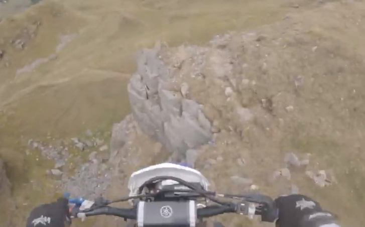 Фото №1 - Чудесное падение мотоциклиста со скалы высотой с 5-этажный дом, снятое на видео им самим