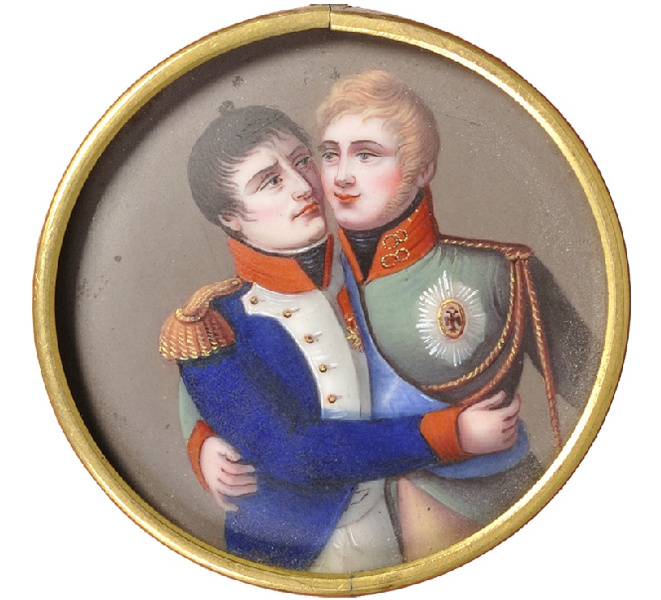 Наполеон и Александр I обнимаются на памятном медальоне