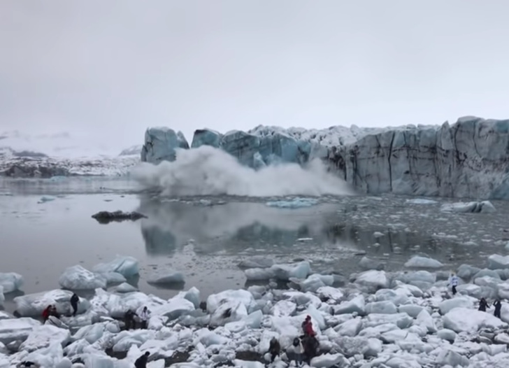 Часть ледника неожиданно откалывается, падает в воду, и туристы удирают от большущей волны (видео)