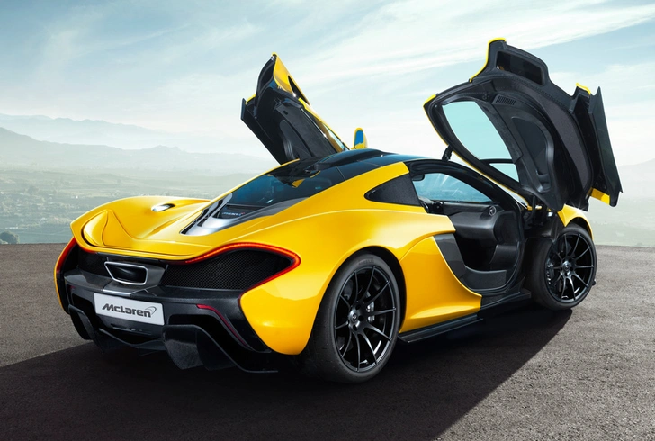 Силовая установка McLaren P1 выдает 916 л.с. Первую сотню гиперкар разменивает за 2,8 с, 200 км/ч с места берет за 6,8 с, до 300 км/ч ускоряется за 16,5 с