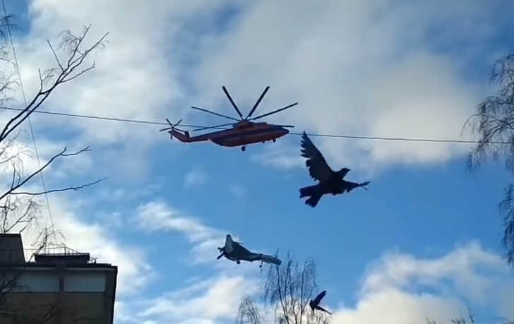 Вертолет переносит Су-27 над городом (редкое видео очевидцев)