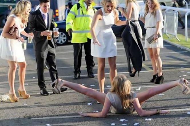 Уморительная фотоподборка невероятно пьяных австралийцев с мероприятия The Melbourne Cup Уморительная фотоподборка невероятно пьяных австралийцев с мероприятия The Melbourne Cup