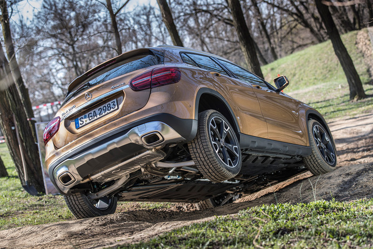 Лезем на Mercedes GLA туда, куда нельзя