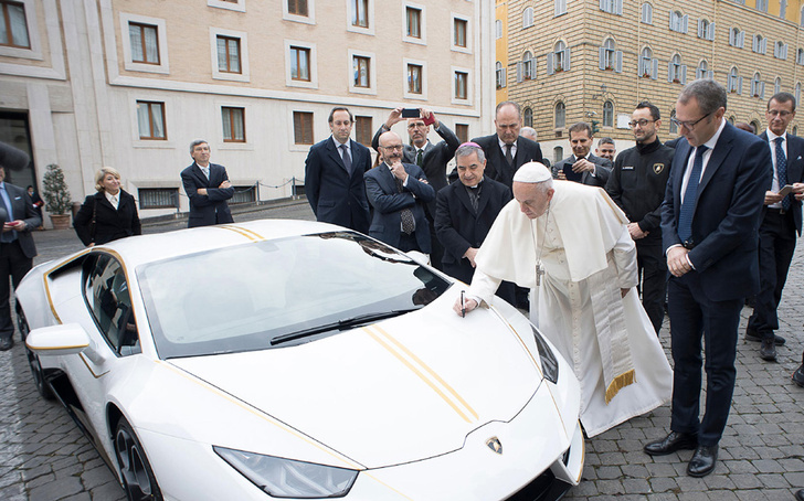 Святые угодники! Папе римскому подарили Lamborghini, и он распорядился им, как Владыка