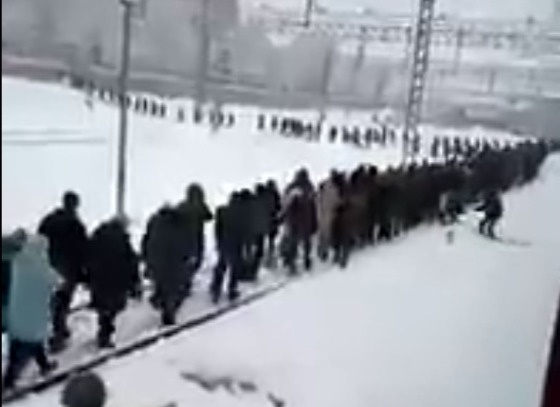 В пути сломалась электричка, и десяткам пассажиров пришлось идти в Москву по рельсам (видео) В пути сломалась электричка, и десяткам пассажиров пришлось идти в Москву по рельсам (видео)