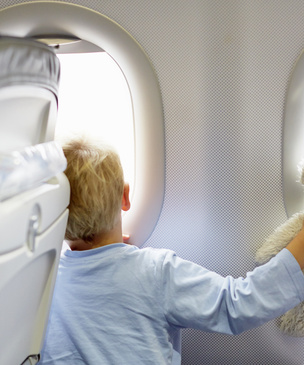 Как усмирить своего ребенка в самолете: 9 советов
