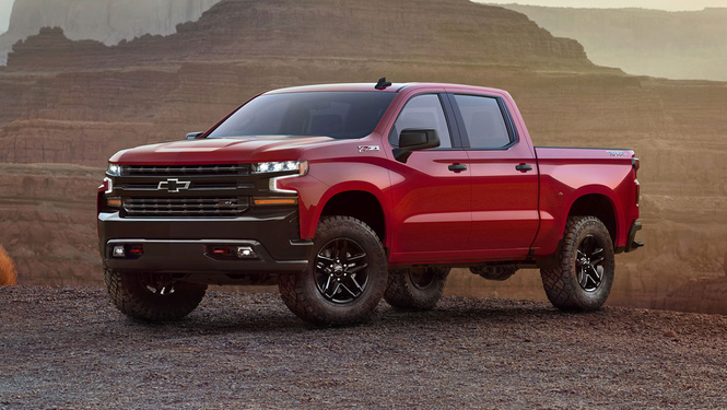 Стандартный Chevy Silverado Trail Boss Z71 крут и сам по себе, но на фоне монстроподобного "Голиафа" явно теряется... Стандартный Chevy Silverado Trail Boss Z71 крут и сам по себе, но на фоне монстроподобного "Голиафа" явно теряется...