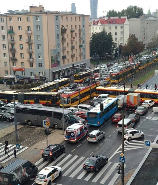 Варшавский тетрис: перекресток с вечной пробкой (видео)